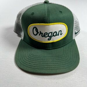Vintage Nike Oregon Ducks True Fan Adjustable Trucker Hat Green Mesh Back